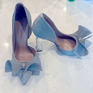 BRAND NEW 💫 Betsy Johnson silver bow heels size 7 never been worn